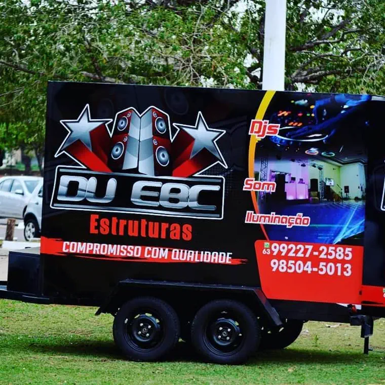 Carreta adesivada da DU EBC Eventos estacionada, pronta para levar a estrutura
