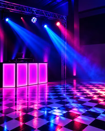 Cabine de DJ em magenta, pista de piso xadrez e treliça com refletores cruzando feixes azuis